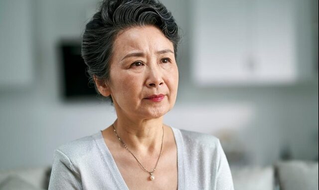 Tôi 63 tuổi, kết hôn với người đàn ông giàu 70 tuổi, mỗi tháng ông ấy đưa 28 triệu đồng: Sau 3 tháng, tôi quyết định ly hôn trong nước mắt! Tôi 63 tuổi, kết hôn với người đàn ông giàu 70 tuổi, mỗi tháng ông ấy đưa 28 triệu đồng: Sau 3 tháng, tôi quyết định ly hôn trong nước mắt!