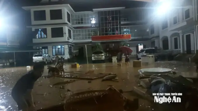Xót xa Nghệ An chìm trong nước lũ: Cả làng chạy lũ xuyên đêm, đồ đạc trôi nổi khắp nơi Xót xa Nghệ An chìm trong nước lũ: Cả làng chạy lũ xuyên đêm, đồ đạc trôi nổi khắp nơi