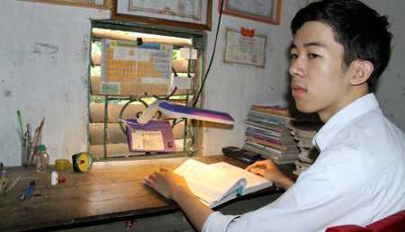 Nam sinh 29 điểm trượt ĐH: Hiệu phó đích thân gửi tâm thư cầu cứu lãnh đạo Bộ Công an, khóc ngay từ câu đầu tiên Nam sinh 29 điểm trượt ĐH: Hiệu phó đích thân gửi tâm thư cầu cứu lãnh đạo Bộ Công an, khóc ngay từ câu đầu tiên