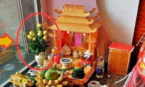 Tại sao nhà giàu thường đặt bình hoa bên trái bàn thờ? Họ thực sự rất thông minh