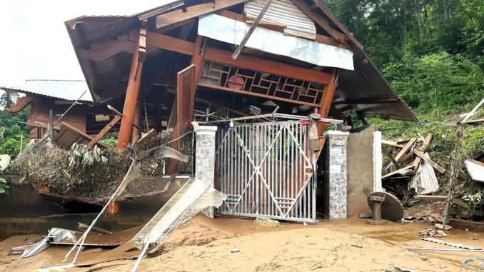 Mỹ Lý (Nghệ An): Lũ lớn tàn phá hàng trăm ngôi nhà, địa phương kêu gọi cứu trợ khẩn cấp Mỹ Lý (Nghệ An): Lũ lớn tàn phá hàng trăm ngôi nhà, địa phương kêu gọi cứu trợ khẩn cấp