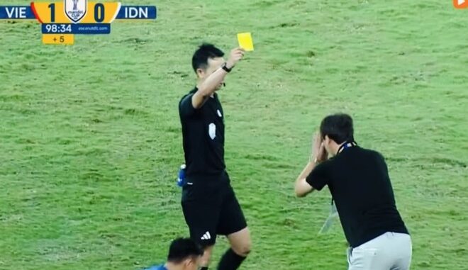 HLV Kim Sang-sik: ‘Tôi vái lạy trọng tài là vì…’ HLV Kim Sang-sik: ‘Tôi vái lạy trọng tài là vì…’