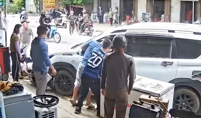 Phản ứng nhanh của anh thợ điện lạnh cứu tài xế nghi đ:ột q:uỵ trong xe ô tô