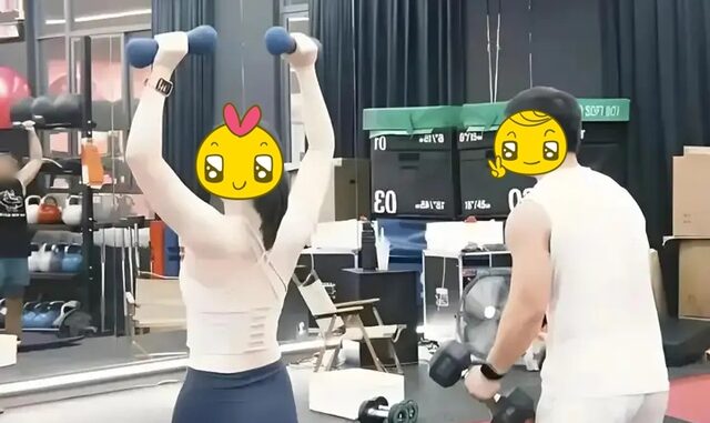Lộ bằng chứng vợ giám đốc ngân hàng chuyển 700 triệu cho HLV thể hình mua ô tô, kèm lời nhắn gây sốc? Lộ bằng chứng vợ giám đốc ngân hàng chuyển 700 triệu cho HLV thể hình mua ô tô, kèm lời nhắn gây sốc?