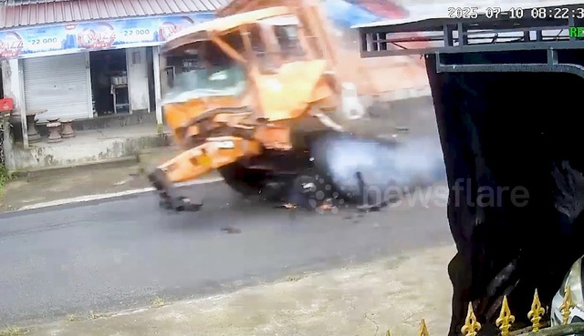 Xe trộn xi măng mất lái đâm vào hàng loạt nhà dân, 4 người tử vong Xe trộn xi măng mất lái đâm vào hàng loạt nhà dân, 4 người tử vong