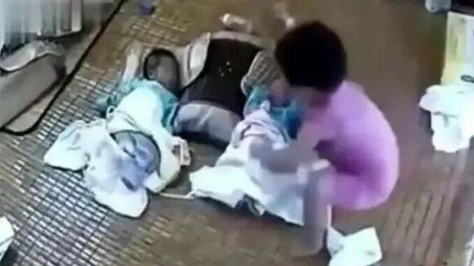 Mẹ trẻ vội đi vệ sinh, để con gái 5 tuổi trông cặp sinh đôi mới đầy tháng và bi kịch đã xảy ra ngay sau đó Mẹ trẻ vội đi vệ sinh, để con gái 5 tuổi trông cặp sinh đôi mới đầy tháng và bi kịch đã xảy ra ngay sau đó