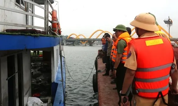 Vụ lật tàu trên Vịnh Hạ Long: Tại sao cơ quan chức năng không cấm biển? Vụ lật tàu trên Vịnh Hạ Long: Tại sao cơ quan chức năng không cấm biển?