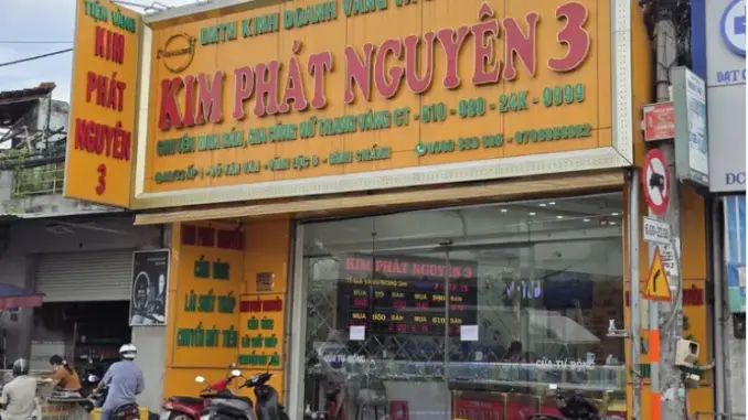 Vụ cướp tiệm vàng ở TP.HCM: Nghi phạm bị bắt, camera ghi lại toàn bộ cảnh cầm nhẫn vàng bỏ chạy, kéo lê nữ nhân viên Vụ cướp tiệm vàng ở TP.HCM: Nghi phạm bị bắt, camera ghi lại toàn bộ cảnh cầm nhẫn vàng bỏ chạy, kéo lê nữ nhân viên