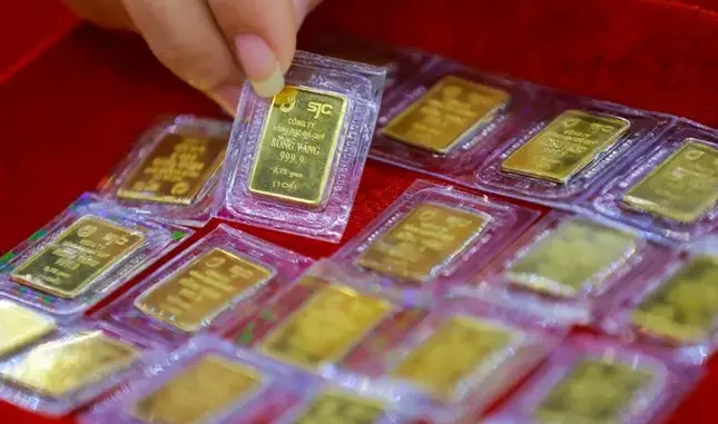 Người mua vàng lại rối với thông tin mới