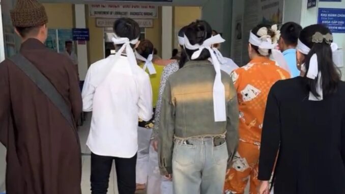 Cà Mau: Người nhà, thầy cúng đến 'trục vong' tại Trung tâm y tế U Minh Cà Mau: Người nhà, thầy cúng đến 'trục vong' tại Trung tâm y tế U Minh