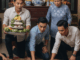 3 anh em trong nhà kiện cáo nhau um tỏi ra tòa vì căn nhà mặt phố của bố để lại, nào ngờ ngày giỗ 100 ngày thằng cả đang bưng mâm cúng đặt lên bàn thờ
