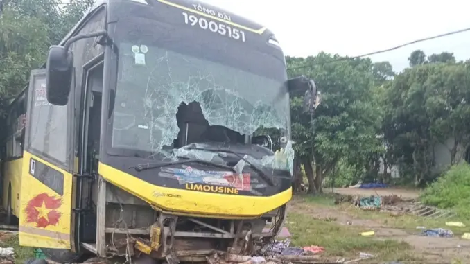 Lật xe khách ở Hà Tĩnh, 9 người tử vong