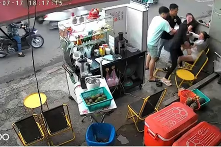 TP.HCM: Người phụ nữ bị hành hung sau khi phản ánh quán ăn lấn chiếm vỉa hè TP.HCM: Người phụ nữ bị hành hung sau khi phản ánh quán ăn lấn chiếm vỉa hè