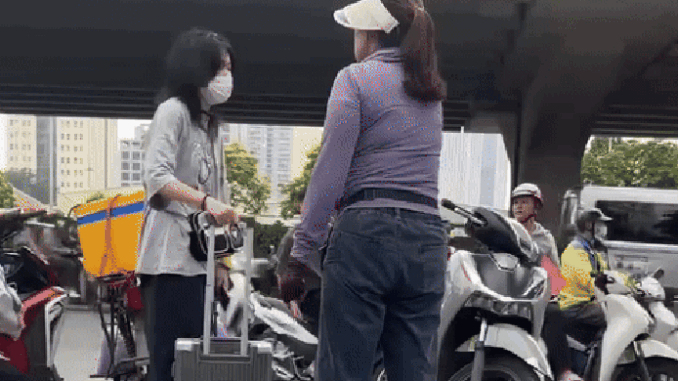 Bà bán trà đá ở vỉa hè bến xe Mỹ Đình từ giờ chỉ có mà ngồi khóc Bà bán trà đá ở vỉa hè bến xe Mỹ Đình từ giờ chỉ có mà ngồi khóc