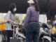 Bà bán trà đá ở vỉa hè bến xe Mỹ Đình từ giờ chỉ có mà ngồi khóc