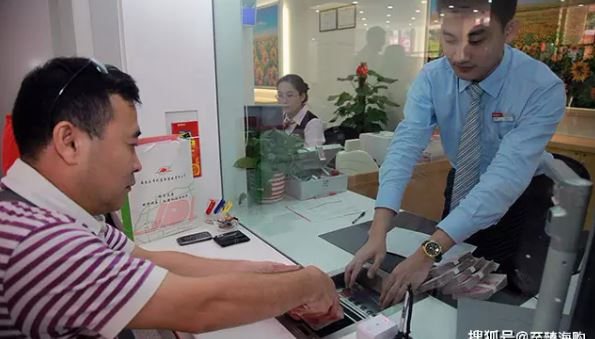 Người đàn ông gửi tiết kiệm 12 tỷ đồng, 13 phút sau số dư chỉ còn 0, ngân hàng tuyên bố: “Không phải lỗi của chúng tôi” Người đàn ông gửi tiết kiệm 12 tỷ đồng, 13 phút sau số dư chỉ còn 0, ngân hàng tuyên bố: “Không phải lỗi của chúng tôi”