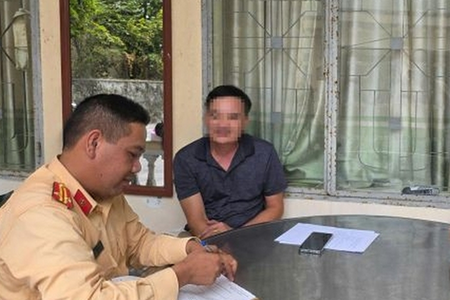Xử lý tài xế xe “biển xanh” vượt ẩu trên cao tốc Xử lý tài xế xe “biển xanh” vượt ẩu trên cao tốc