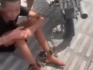 Phẫn nộ clip bé trai bị xích tay chân, kéo lê trên đường bằng xe máy