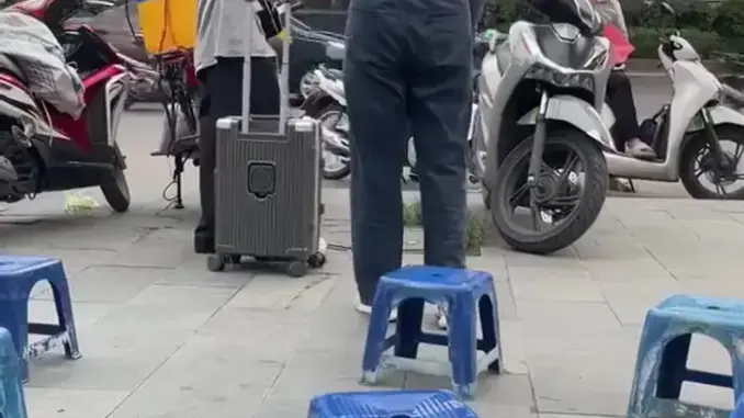 D:a:n:h t:i:n:h người phụ nữ bán nước đuổi cô gái khi đang đứng trên vỉa hè chờ xe ở Mỹ Đình, Hà Nội D:a:n:h t:i:n:h người phụ nữ bán nước đuổi cô gái khi đang đứng trên vỉa hè chờ xe ở Mỹ Đình, Hà Nội