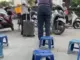 D:a:n:h t:i:n:h người phụ nữ bán nước đuổi cô gái khi đang đứng trên vỉa hè chờ xe ở Mỹ Đình, Hà Nội