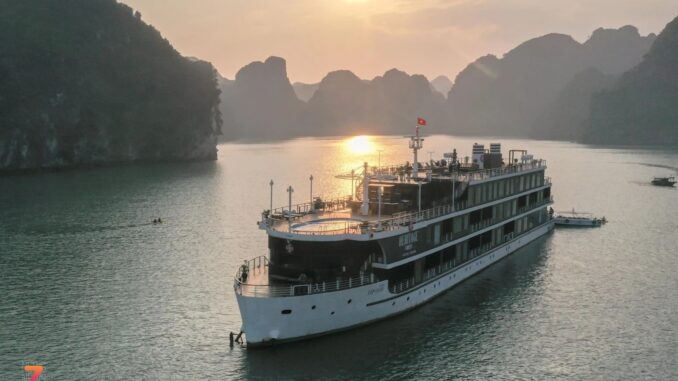 Tạm dừng tàu rời cảng trên vịnh Hạ Long