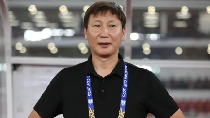 HLV Kim Sang-sik giải thích hành động chắp tay vái lạy trọng tài, hoá ra là vì lý do đơn giản như vậy HLV Kim Sang-sik giải thích hành động chắp tay vái lạy trọng tài, hoá ra là vì lý do đơn giản như vậy
