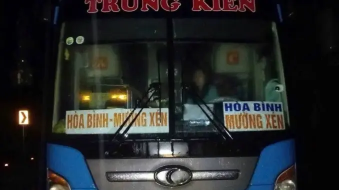 Xe chở 25 hành khách kẹt giữa đường vì lũ Xe chở 25 hành khách kẹt giữa đường vì lũ
