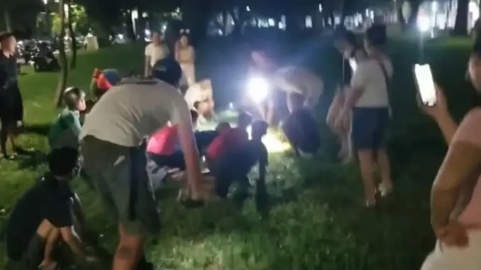 Khách nước ngoài rơi nhẫn kim cương, người dân Huế soi đèn vạch cỏ tìm giúp Khách nước ngoài rơi nhẫn kim cương, người dân Huế soi đèn vạch cỏ tìm giúp