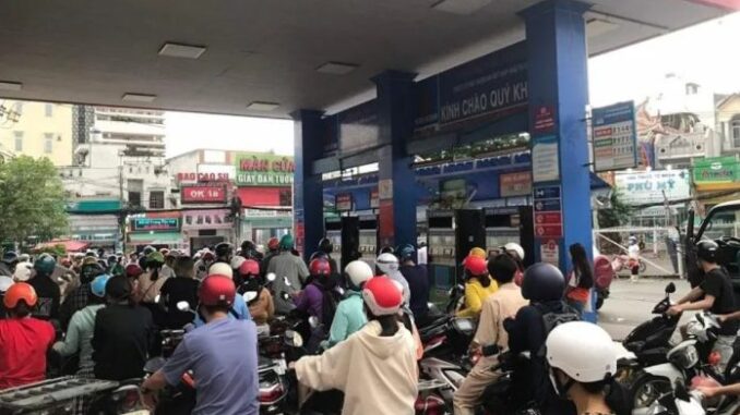 Chia buồn với những ai chưa đổ xăng, sáng ra cây xăng mà cho/áng Chia buồn với những ai chưa đổ xăng, sáng ra cây xăng mà cho/áng
