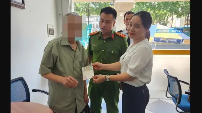 Cụ ông 79 tuổi Hà Nội đến ngân hàng tất toán sổ tiết kiệm 250 triệu đồng nhưng nhận lại 0 đồng Cụ ông 79 tuổi Hà Nội đến ngân hàng tất toán sổ tiết kiệm 250 triệu đồng nhưng nhận lại 0 đồng