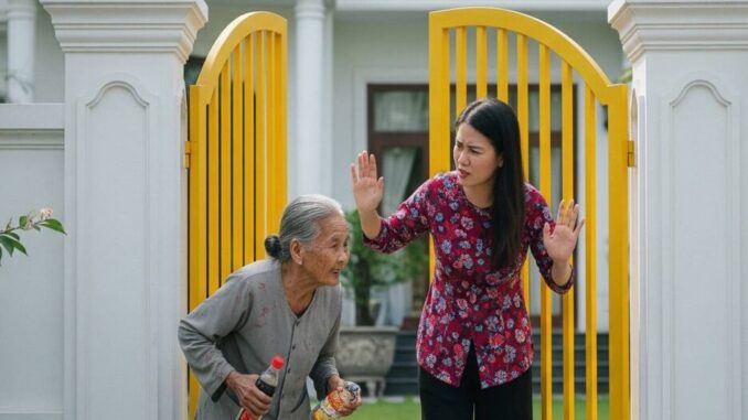 Ngày bà cụ cầm theo đúng chai nước mắm rời khỏi căn biệt thự sau khi bị con dâu m-ỉa ma-i: “Ăn mặn đ-ái khai”