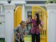 Ngày bà cụ cầm theo đúng chai nước mắm rời khỏi căn biệt thự sau khi bị con dâu m-ỉa ma-i: “Ăn mặn đ-ái khai”