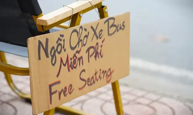 Hai chiếc ghế, một tấm bảng nhỏ: 'Ngồi chờ xe buýt miễn phí'. Không lời quảng cáo, không điều kiện – chỉ là một góc nghỉ chân đầy tử tế giữa Sài Gòn vội vã. Hai chiếc ghế, một tấm bảng nhỏ: 'Ngồi chờ xe buýt miễn phí'. Không lời quảng cáo, không điều kiện – chỉ là một góc nghỉ chân đầy tử tế giữa Sài Gòn vội vã.