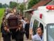 Xe ta:ng vừa chở người mất rời khỏi cổng nhà đi hỏa thi:êu thì chiếc xe cứu thương lao theo sau, bác sĩ hét lớn