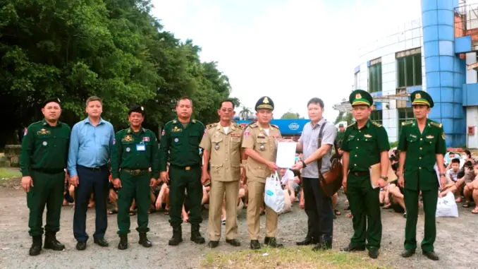 Tiếp nhận 161 ‘cán bộ’ điện lực, thuế giả mạo từ Campuchia, sàng lọc để làm rõ xử lý Tiếp nhận 161 ‘cán bộ’ điện lực, thuế giả mạo từ Campuchia, sàng lọc để làm rõ xử lý