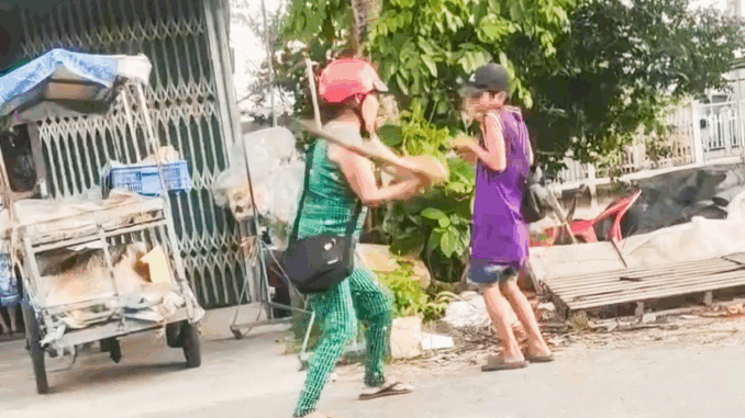 Vụ clip bé trai bị đánh đập dã man vì "bán vé số ế" ở Cần Thơ: Hé lộ bất ngờ về đối tượng hành hung Vụ clip bé trai bị đánh đập dã man vì "bán vé số ế" ở Cần Thơ: Hé lộ bất ngờ về đối tượng hành hung