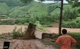 Kinh hoàng khoảnh khắc cây cầu bị nước lũ cuốn trôi ở Sơn La, người dân hô hoán bỏ chạy thoát nạn