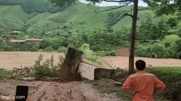 Kinh hoàng khoảnh khắc cây cầu bị nước lũ cuốn trôi ở Sơn La, người dân hô hoán bỏ chạy thoát nạn Kinh hoàng khoảnh khắc cây cầu bị nước lũ cuốn trôi ở Sơn La, người dân hô hoán bỏ chạy thoát nạn
