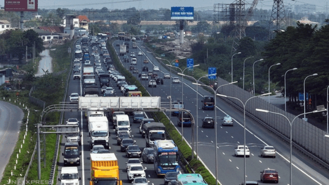 Cách phân làn mới: Vì sao phải c;ấ;m xe tải, xe khách đi vào làn sát dải phân cách trên cao tốc? Cách phân làn mới: Vì sao phải c;ấ;m xe tải, xe khách đi vào làn sát dải phân cách trên cao tốc?