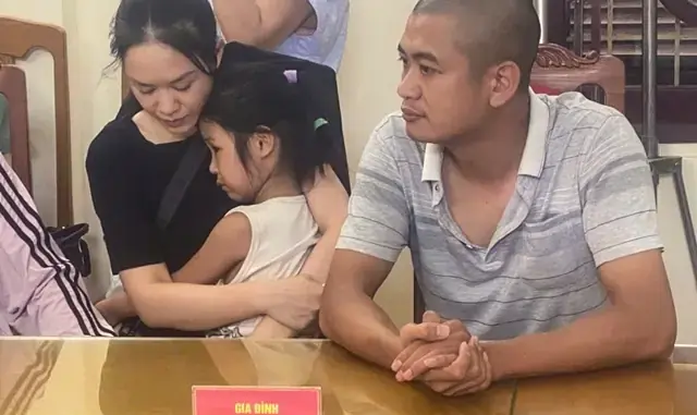 Cùng bố lênh đênh, trôi dạt suốt 13 giờ trên biển, bé gái 6 tuổi lạnh run vẫn làm điều không ai ngờ tới: Ti:ế:t lộ món giúp 2 cha con cầm cự, chống đói Cùng bố lênh đênh, trôi dạt suốt 13 giờ trên biển, bé gái 6 tuổi lạnh run vẫn làm điều không ai ngờ tới: Ti:ế:t lộ món giúp 2 cha con cầm cự, chống đói