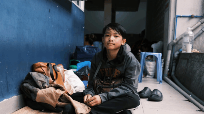 Bệnh viện lên tiếng về thông tin bé 12 tuổi đưa mẹ đi cấp cứu, ngủ ở hành lang Bệnh viện lên tiếng về thông tin bé 12 tuổi đưa mẹ đi cấp cứu, ngủ ở hành lang
