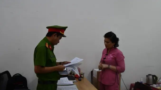 Bắt bảo mẫu ném bé trai 14 tháng tuổi xuống nền gạch, chấn thương sọ não Bắt bảo mẫu ném bé trai 14 tháng tuổi xuống nền gạch, chấn thương sọ não