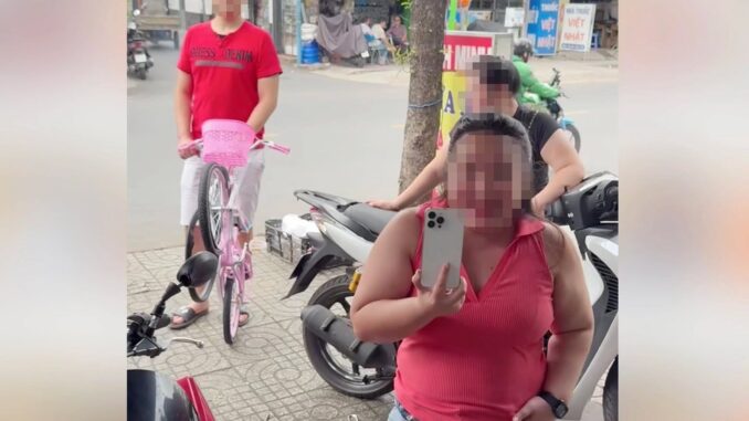 Giúp người bơm bánh xe miễn phí, chủ tiệm sửa xe ở TP.HCM bị truy hỏi, bắt đền: “Tôi nghe mà buồn thiệt”