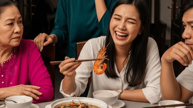 Đĩa tôm chỉ còn lại đầu và vỏ, còn phần thịt trắng nõn đã được bóc sạch, nằm gọn trong bát của Linh Đĩa tôm chỉ còn lại đầu và vỏ, còn phần thịt trắng nõn đã được bóc sạch, nằm gọn trong bát của Linh