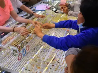 Giá vàng hôm nay 2-8: Bất ngờ đảo chiều, tăng dựng đứng