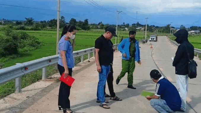 2 xe máy va chạm ở đường liên xã, 1 thanh niên
