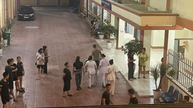 Ôtô lao vào đám đông, 1 cháu bé tử vong, nhiều người bị thương Ôtô lao vào đám đông, 1 cháu bé tử vong, nhiều người bị thương