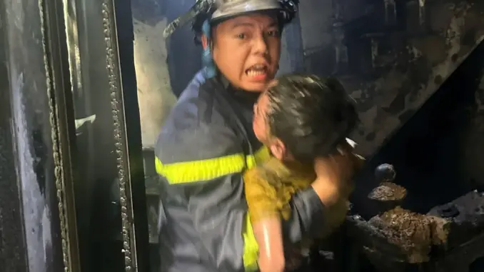 Cháy nhà trong ngõ sâu ở Hà Nội, cảnh sát kịp thời cứu 3 người mắc kẹt Cháy nhà trong ngõ sâu ở Hà Nội, cảnh sát kịp thời cứu 3 người mắc kẹt