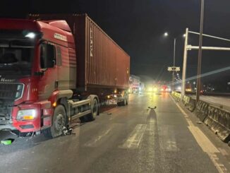 Hiện trường 2 vụ container cuốn xe máy vào gầm khiến 2 thanh niên ra đi, camera ghi lại cảnh ám ảnh