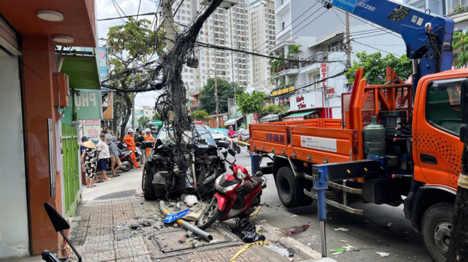 Ô tô gây t:ai n:ạn liên hoàn, dừng lại khi tông trụ điện, tài xế nghi bị đ:ột q:uỵ